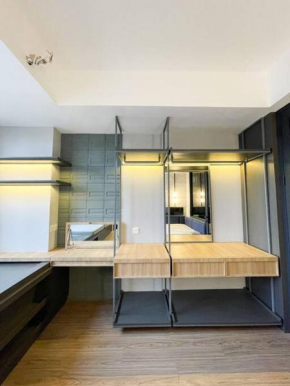 collins boulevard full furnish 1BR and 1sofabed